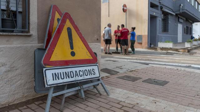 Señales de peligro por inundaciones en Santa Bàrbara (Tarragona) tras el paso de una DANA en septiembre de 2023