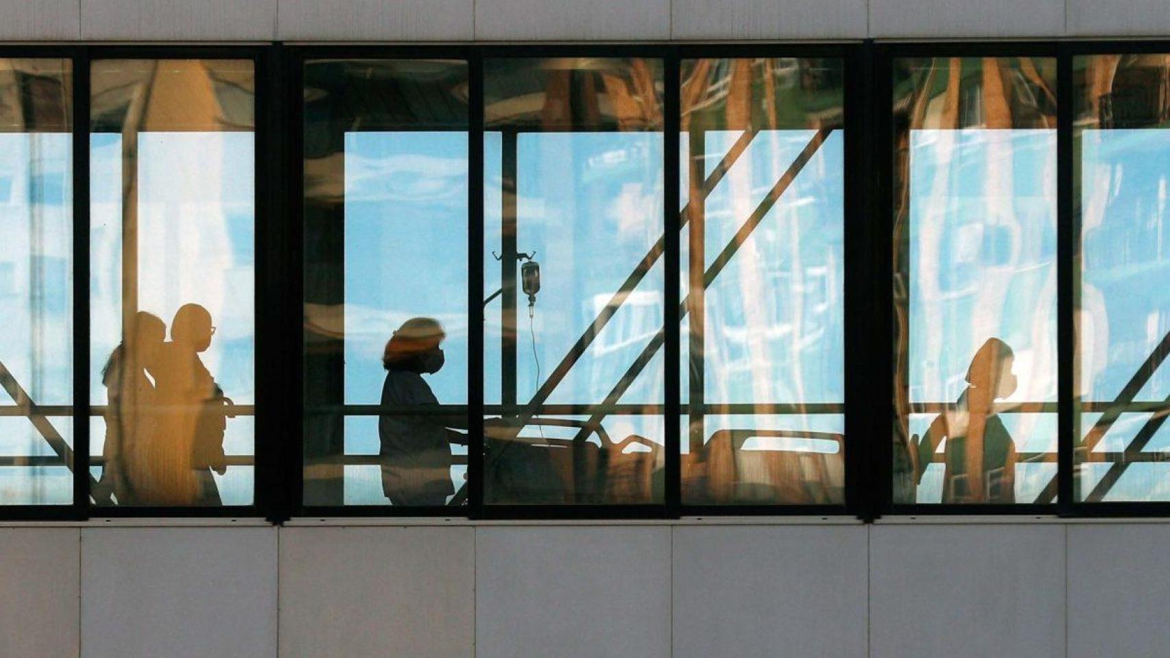 Imagen de personal sanitario en un hospital catalán
