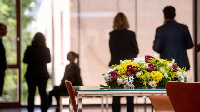 Personal de la funeraria de Reus, ante un ramo de flores