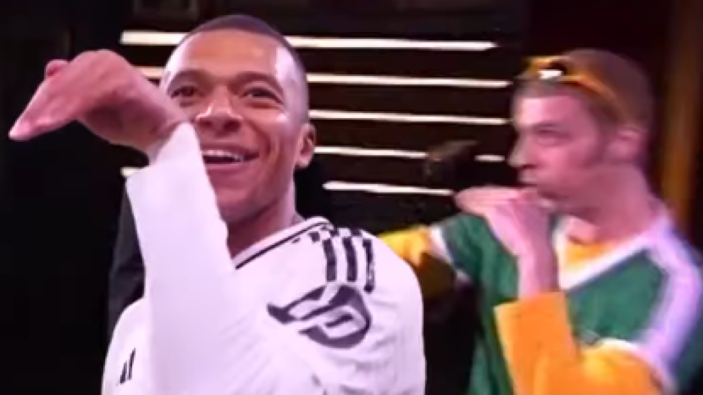 Mbappé y el 'Neng' haciendo el mismo gesto