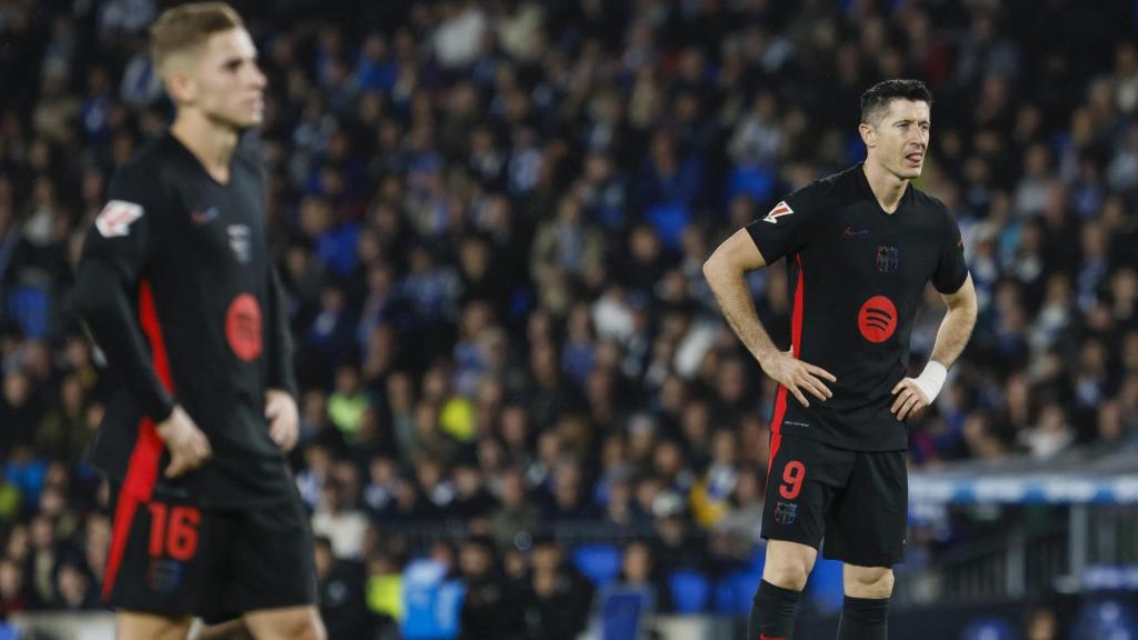 Robert Lewandowski y Fermín López, decepcionados tras encajar un gol contra la Real Sociedad