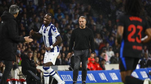 Hansi Flick y Jules Koundé, durante la derrota del Barça contra la Real Sociedad