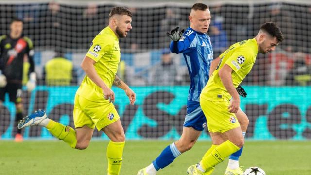 Martin Baturina conduce el balón en el triunfo del Dynamo de Zagreb sobre el Slovan Bratislava en Champions League