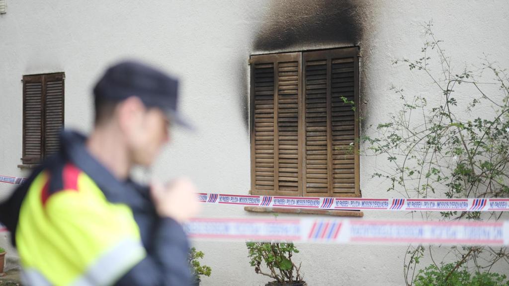 La casa incendiada de Arenys donde han aparecido los cuerpos de un padre y su hijo con signos violentos