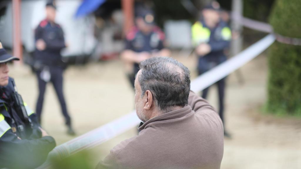 Un vecino habla con la policía en el lugar de los hechos en Arenys