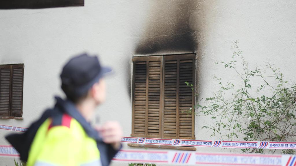 Un policía observa los daños causados por el incendio del número 4 de la avenida Andersen de Arenys de Mar