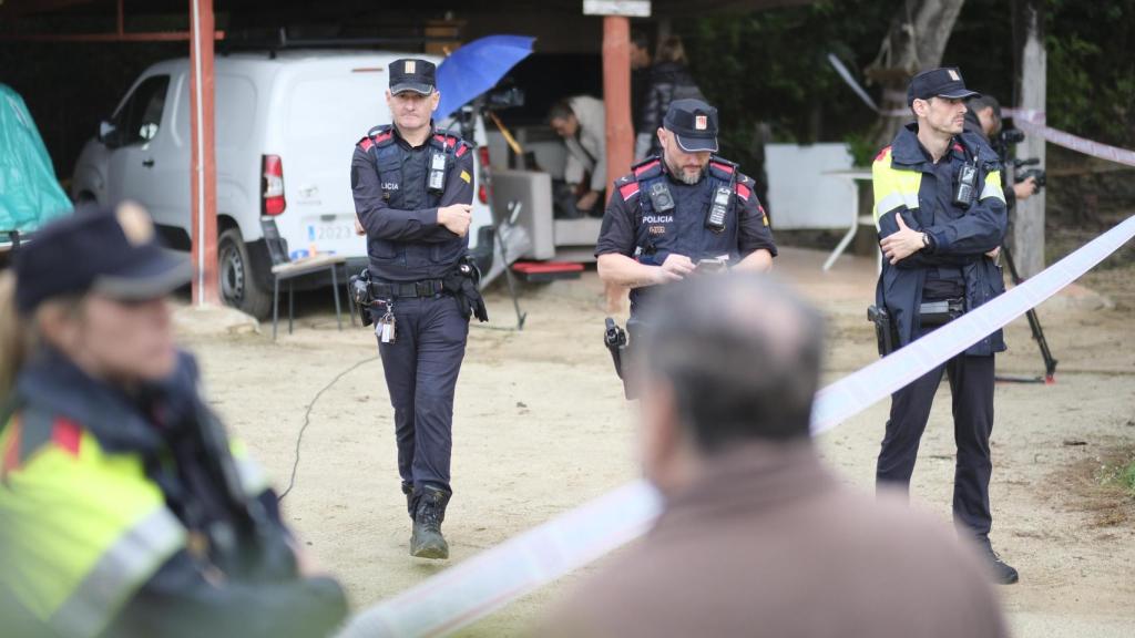 Varios mossos custodian el cordón policial instalado frente a la casa donde han ocurrido los hechos