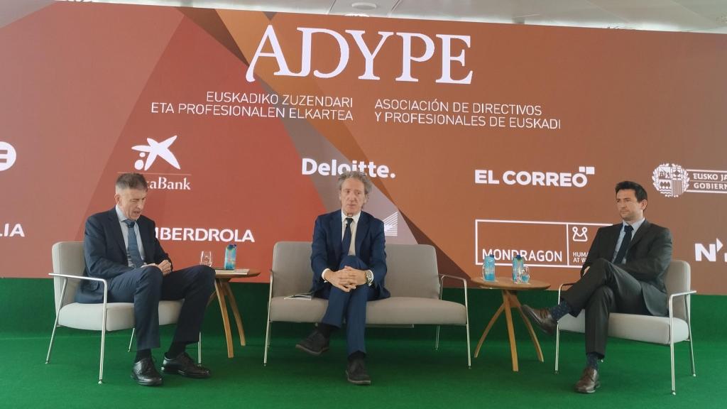 El director de Economía Española de CaixaBank Research, Oriol Aspachs, y el director de Estudios de Laboral Kutxa, Joseba Madariaga, en un acto organizado por Adype en Bilbao