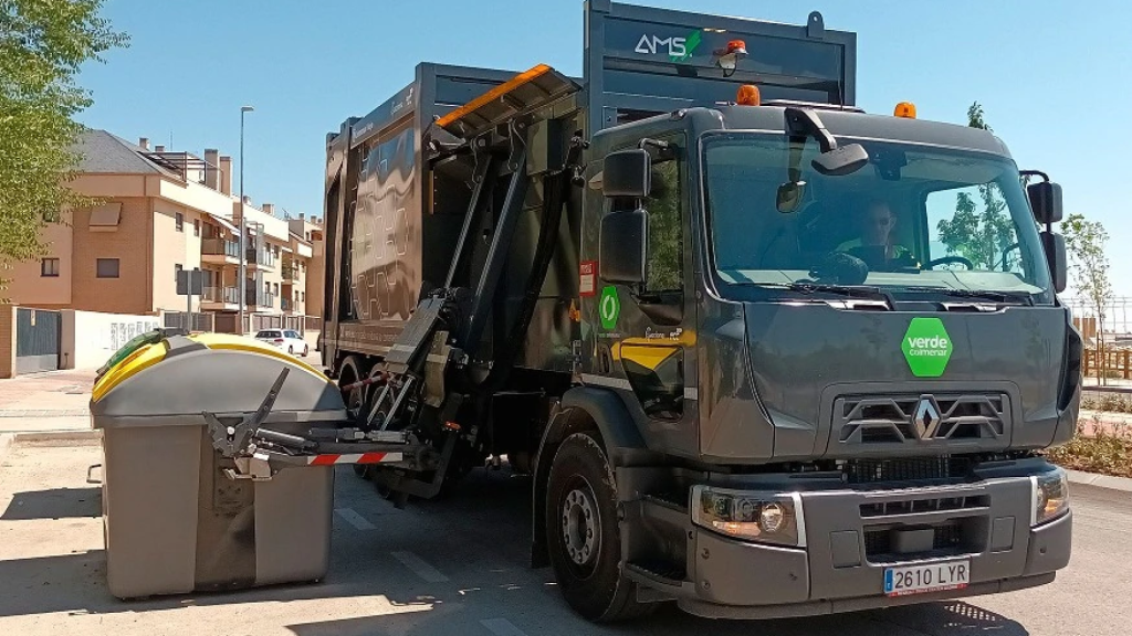 Imagen de un camión de recogida de basura con apertura lateral en Colmenar Viejo