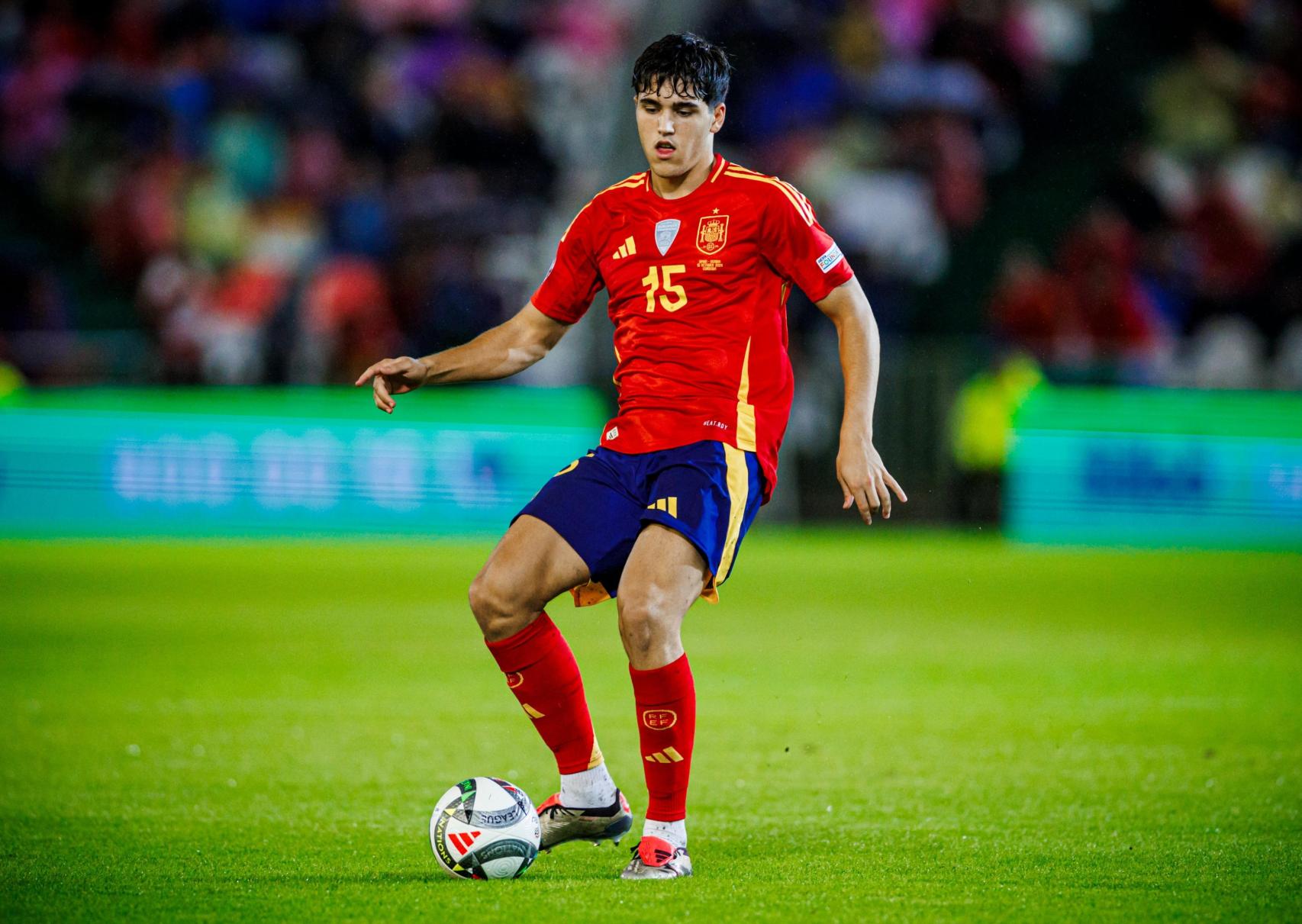 Pau Cubarsí, durante un partido con la selección española