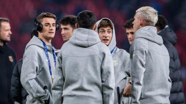 Gavi, junto a varios compañeros del Barça, antes del partido contra el Estrella Roja