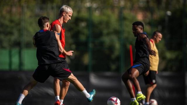 Dani Olmo, Gavi y Ansu Fati, en un entrenamiento durante el parón de selecciones