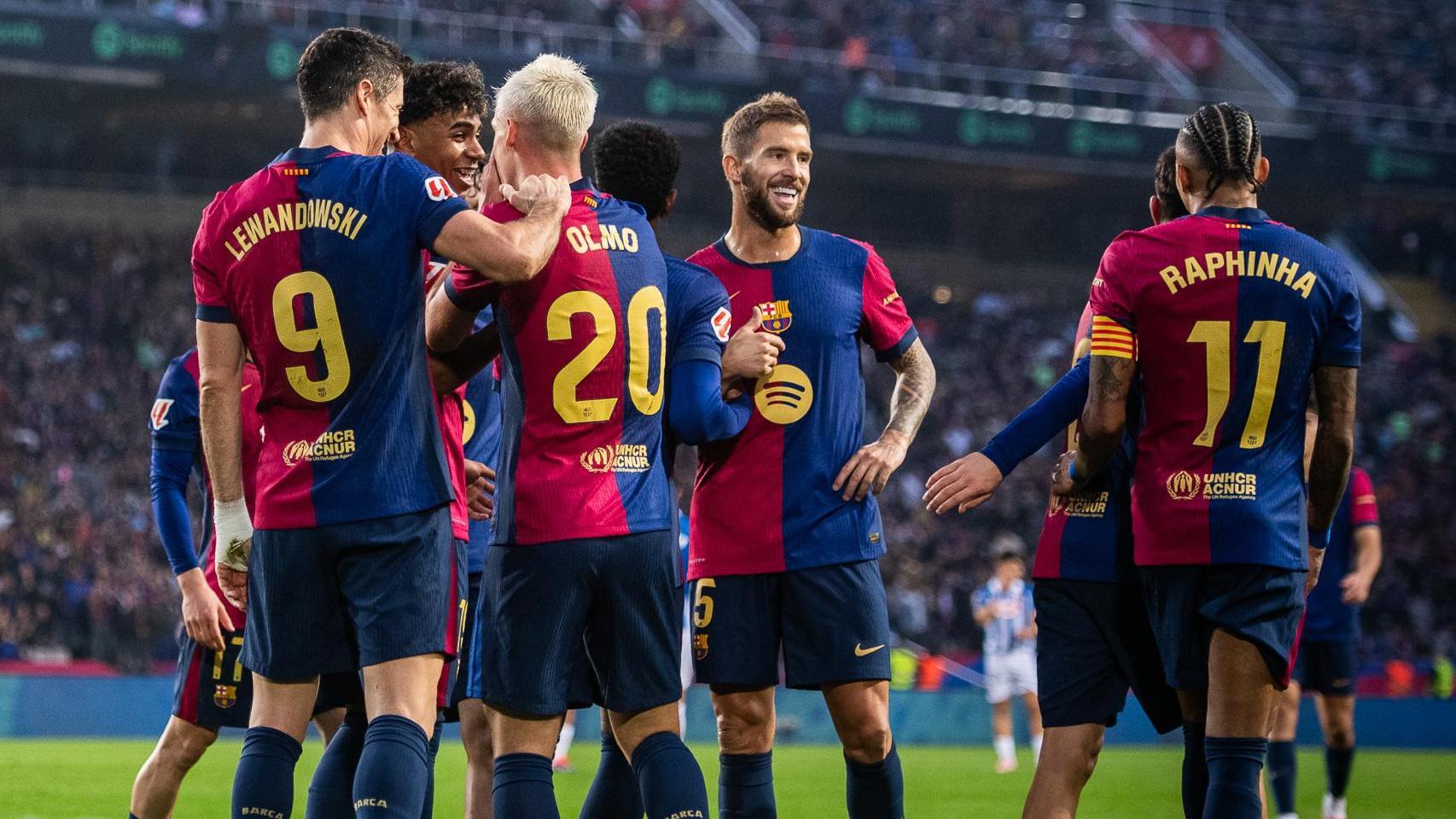 Los futbolistas del Barça celebran la victoria contra el Espanyol en Montjuïc