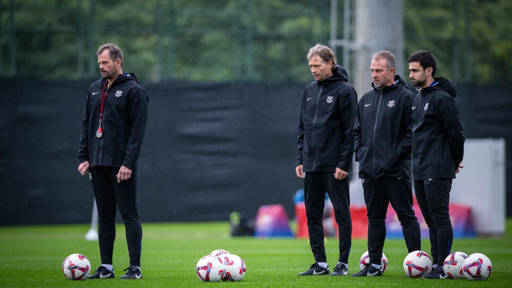 Hansi Flick, junto a su staff técnico, en un entrenamiento del Barça