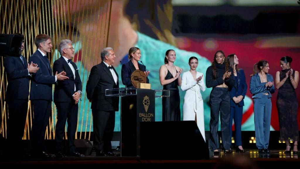 Pere Romeu, Marc Vivés, Xavi Puig y Joan Laporta, con las jugadoras del Barça Femenino en la gala del Balón de Oro