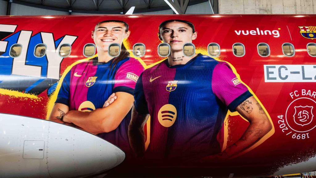 Patri Guijarro y Mapi León, en el fuselaje del avión del Barça Femenino