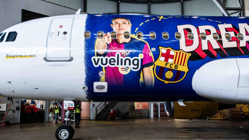 Alexia Putellas, en el exterior del avión de Vueling para el Barça Femenino