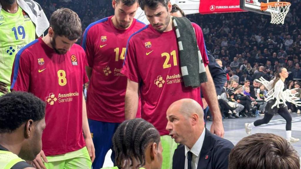 Peñarroya da indicaciones a los jugadores del Barça contra el Partizan