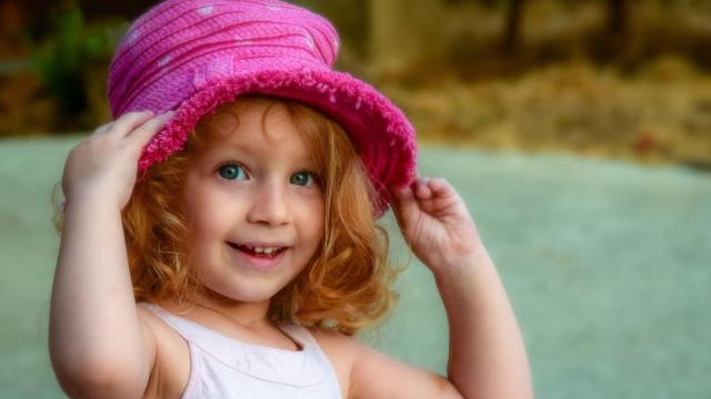 Una niña con un sombrero