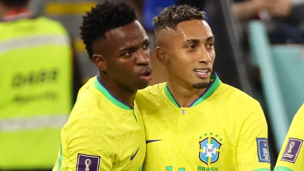 Vinicius y Raphinha, durante un partido con la selección de Brasil