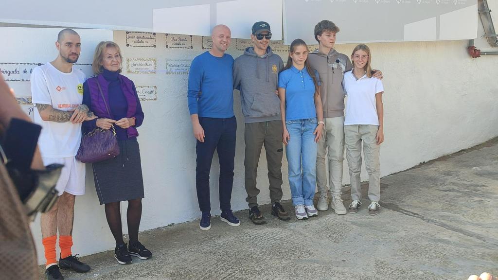 La familia de Johan Cruyff, con su hijo Jordi y su mujer Danny en el homenaje al '14'