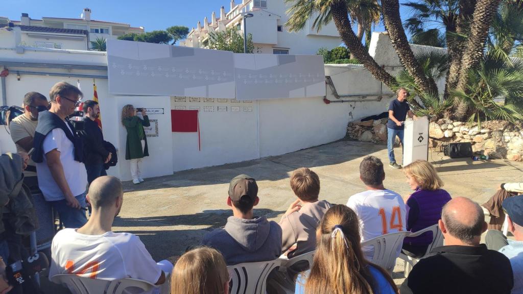 Xavi Torres presenta el acto de descubrimiento de la placa de Jordi Cruyff