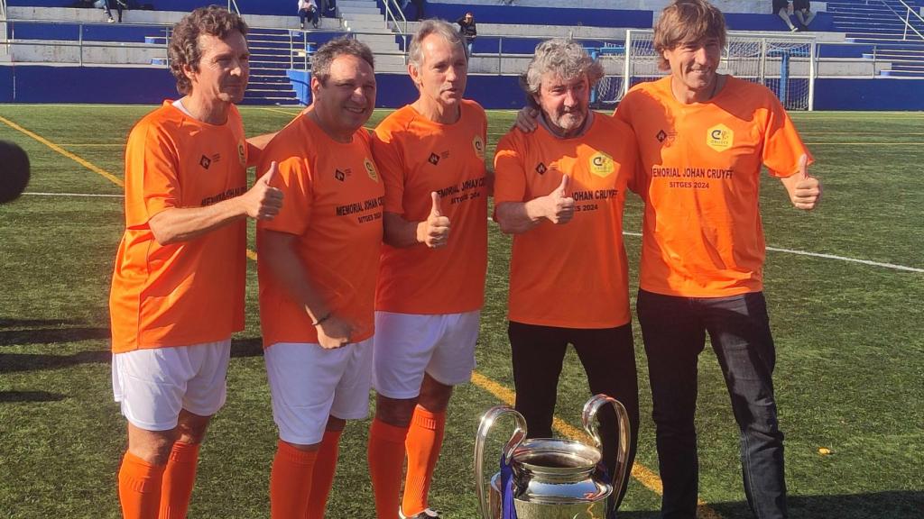 Guillermo Amor, Eusebio Sacristán, Jon Andoni Goikoetxea, José Mari Bakero y Julio Salinas posan con la primera Copa de Europa conquistada por el Barça