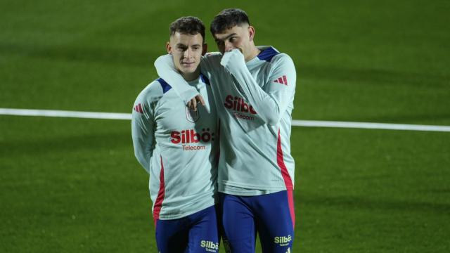 Marc Casadó, junto a Pedri, en el entrenamiento de la selección española