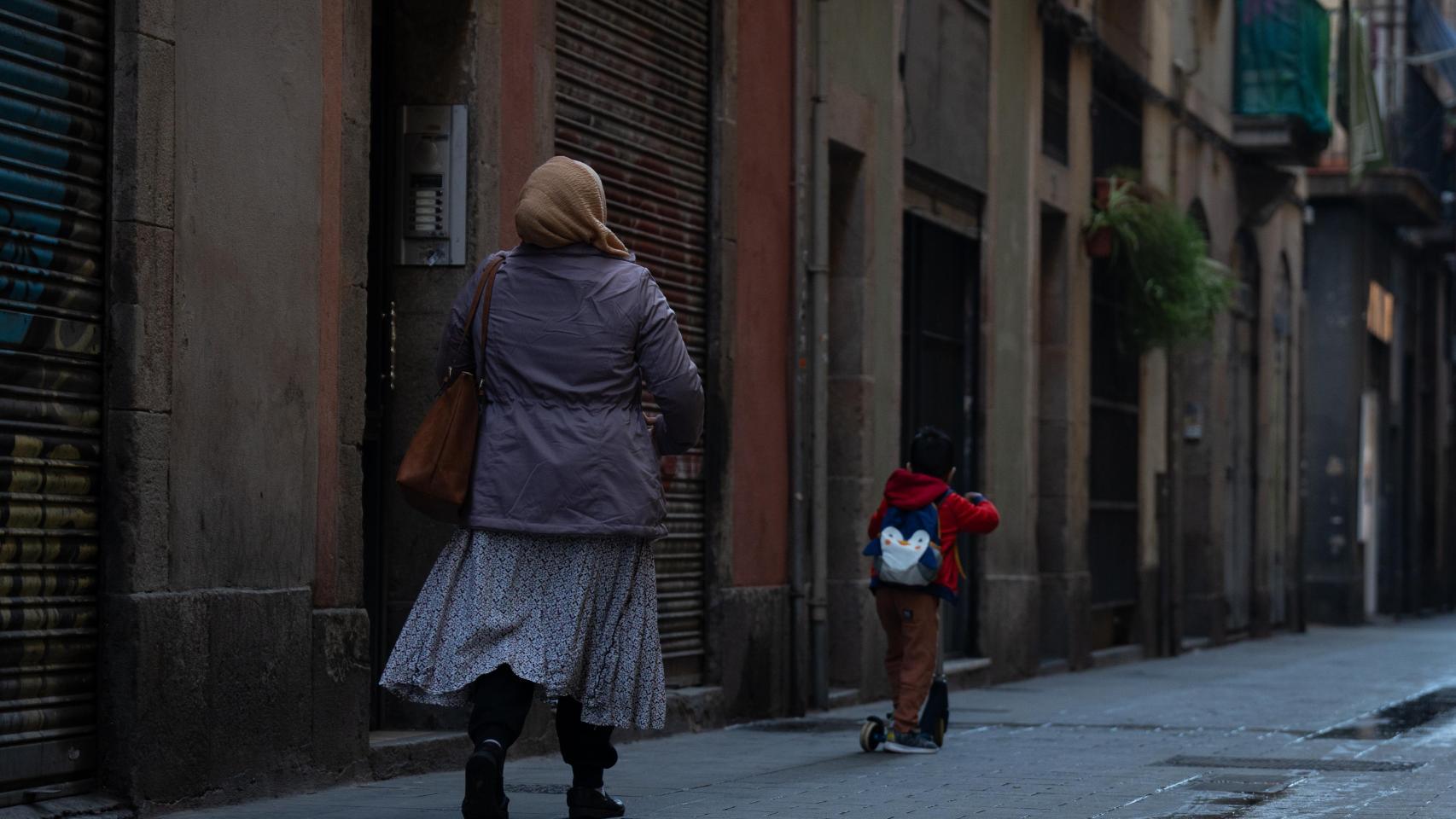 Imagen de archivo de una mujer y su hijo en el centro de Barcelona