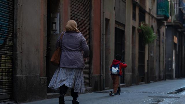 Imagen de archivo de una mujer y su hijo en el centro de Barcelona