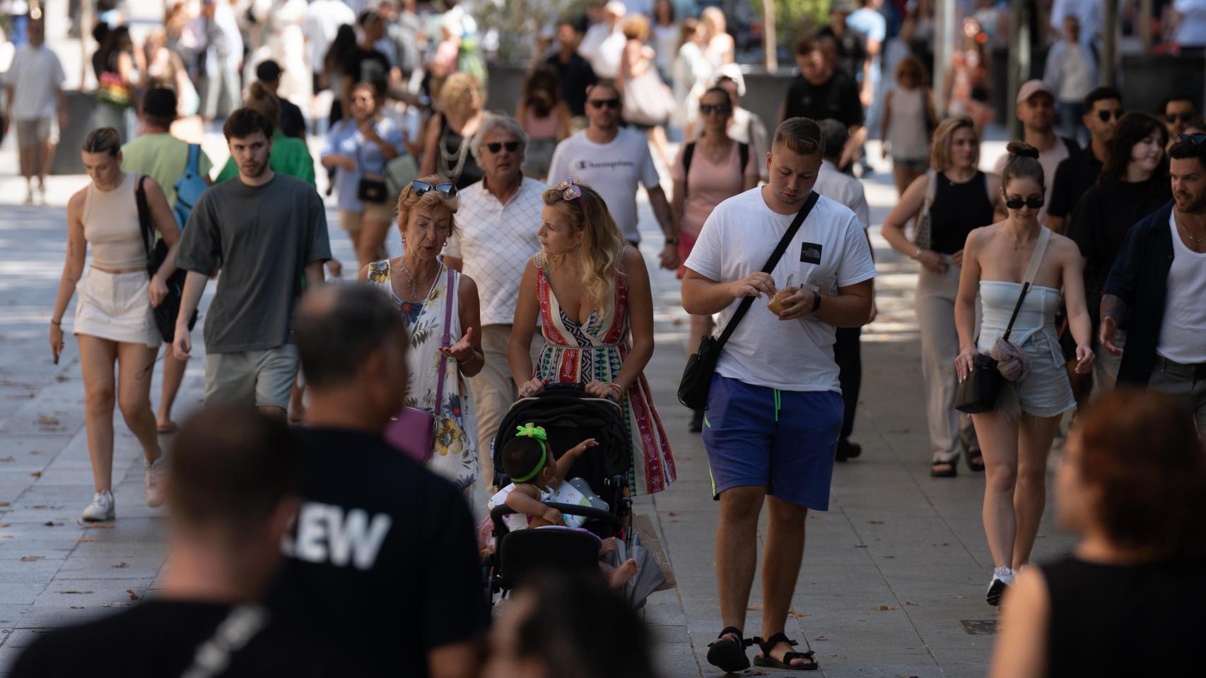 Decenas de personas pasean por Barcelona