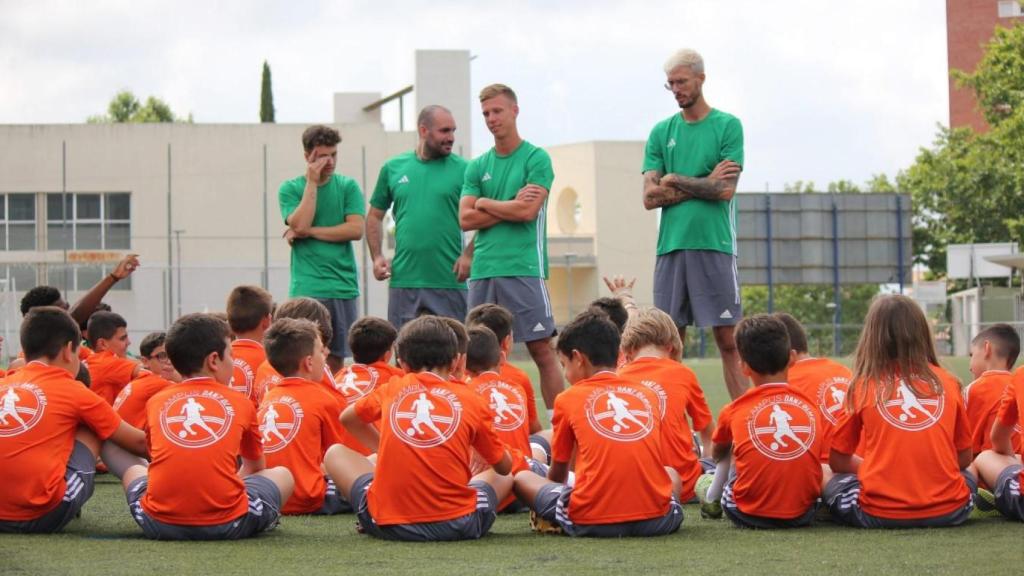 Dani Olmo, con los niños participantes de su campus solidario en Terrassa