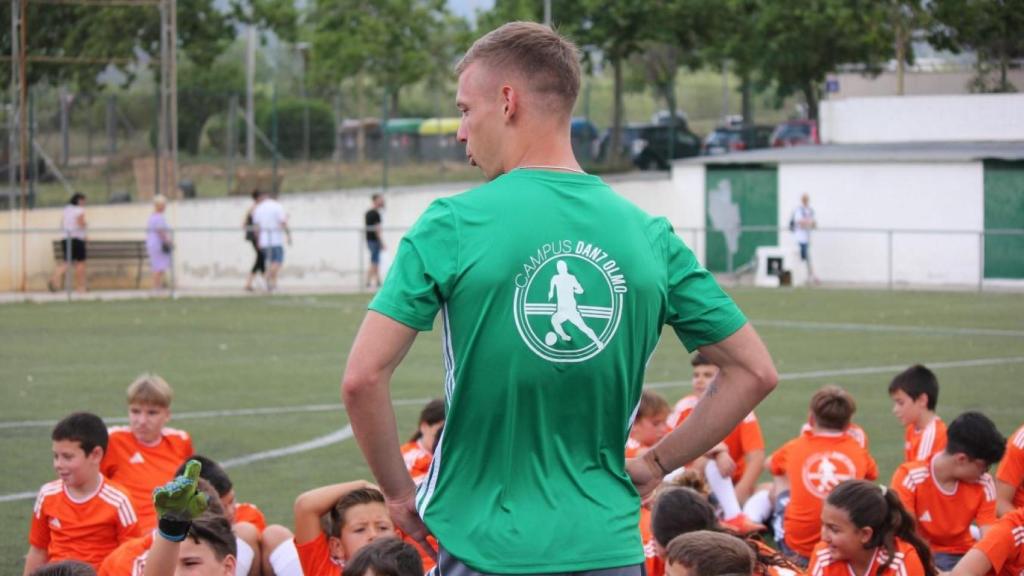 Dani Olmo, durante una edición de su campus solidario en Terrassa