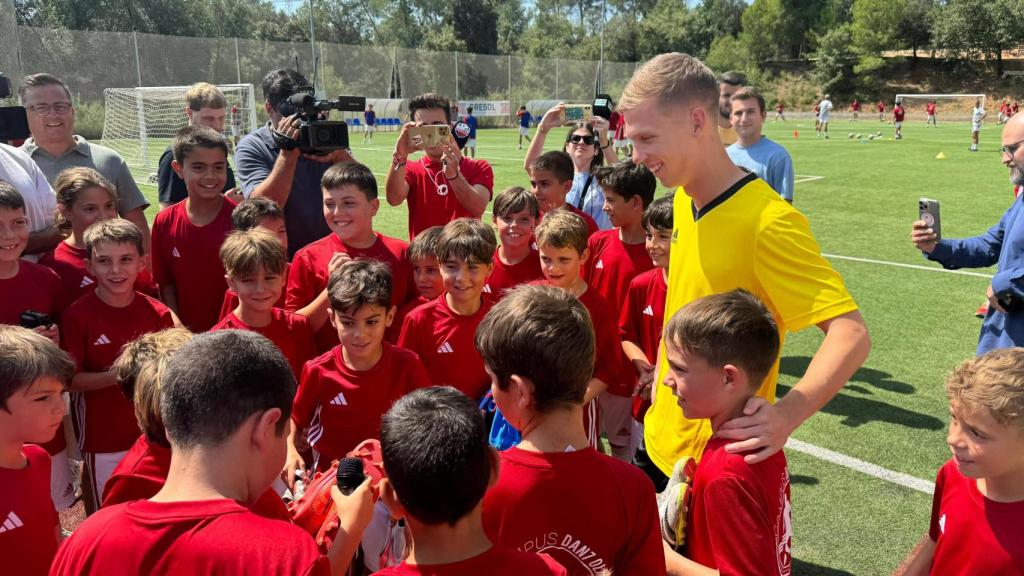 Dani Olmo hace piña con los niños participantes en su campus solidario en Terrassa