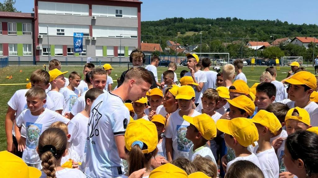 Dani Olmo, en una de las escuelas de la Asociación de Proyectos Interculturales, en Croacia