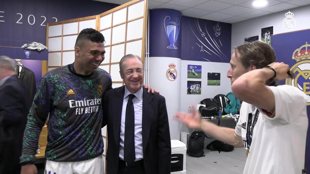 Casemiro, Florentino Pérez y Luka Modric, en el vestuario del Real Madrid