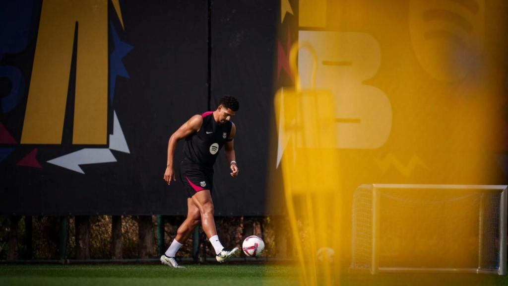 Ronald Araujo ya toca balón en solitario durante un entrenamiento