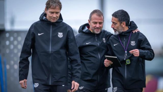 Hansi Flick bromea con Marcus Sorg y Pepe Conde en un entrenamiento del Barça