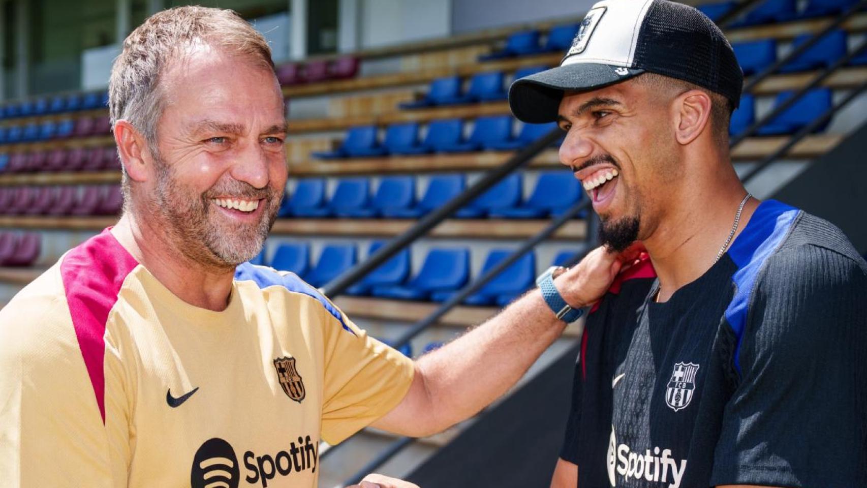 Hansi Flick saluda a Ronald Araujo, durante un entrenamiento del Barça