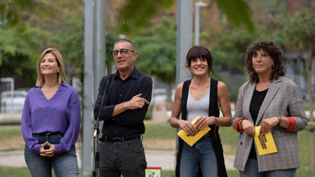 Elcandidato a la Presidencia de ERC, Xavier Godàs, junto a Raquel Sans, Alba Camps y Teresa Jordà, de la candidatura de Nova Esquerra Nacional