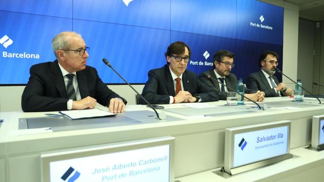 Imagen conjunta del nuevo presidente del Puerto de Barcelona, José Alberto Carbonell; el presidente de la Generalitat, Salvador Illa;  el presidente de Puertos del Estado, Álvaro Rodríguez y el expresidente del Puerto de Barcelona, Lluís Salvadó