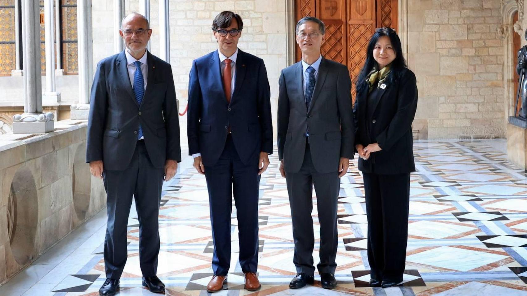 El presidente de la Generalitat, Salvador Illa, y el 'conseller' de Unión Europea y Acción Exterior, Jaume Duch, se ha reunido con el embajador de China en España, Yao Jing, y la Cónsul General de China en Barcelona, Meng Yuho