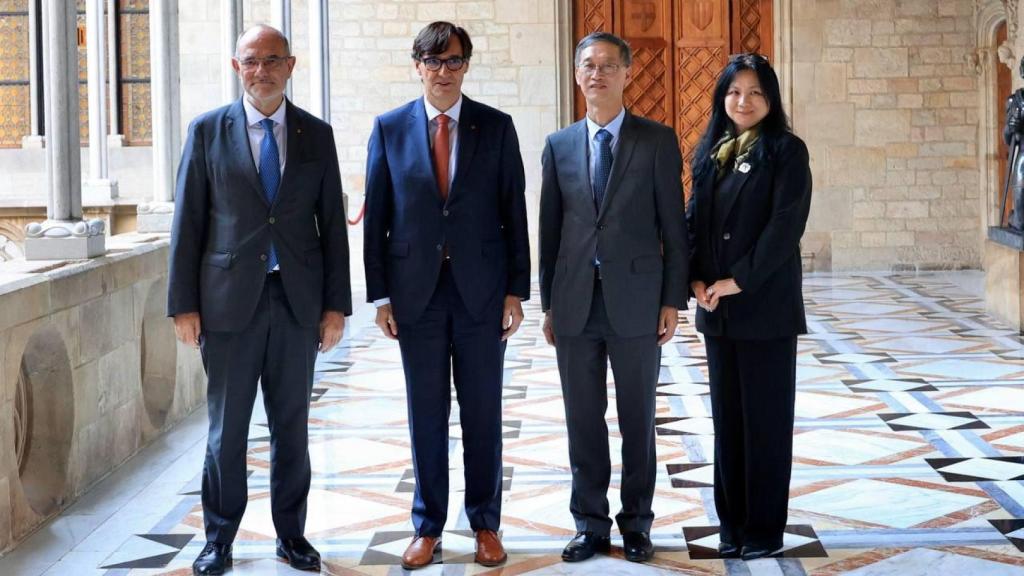 El presidente de la Generalitat, Salvador Illa, y el 'conseller' de Unión Europea y Acción Exterior, Jaume Duch, se ha reunido con el embajador de China en España, Yao Jing, y la Cónsul General de China en Barcelona, Meng Yuho