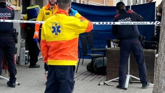 Mossos y SEM en el lugar del crimen en Montgat (Barcelona)