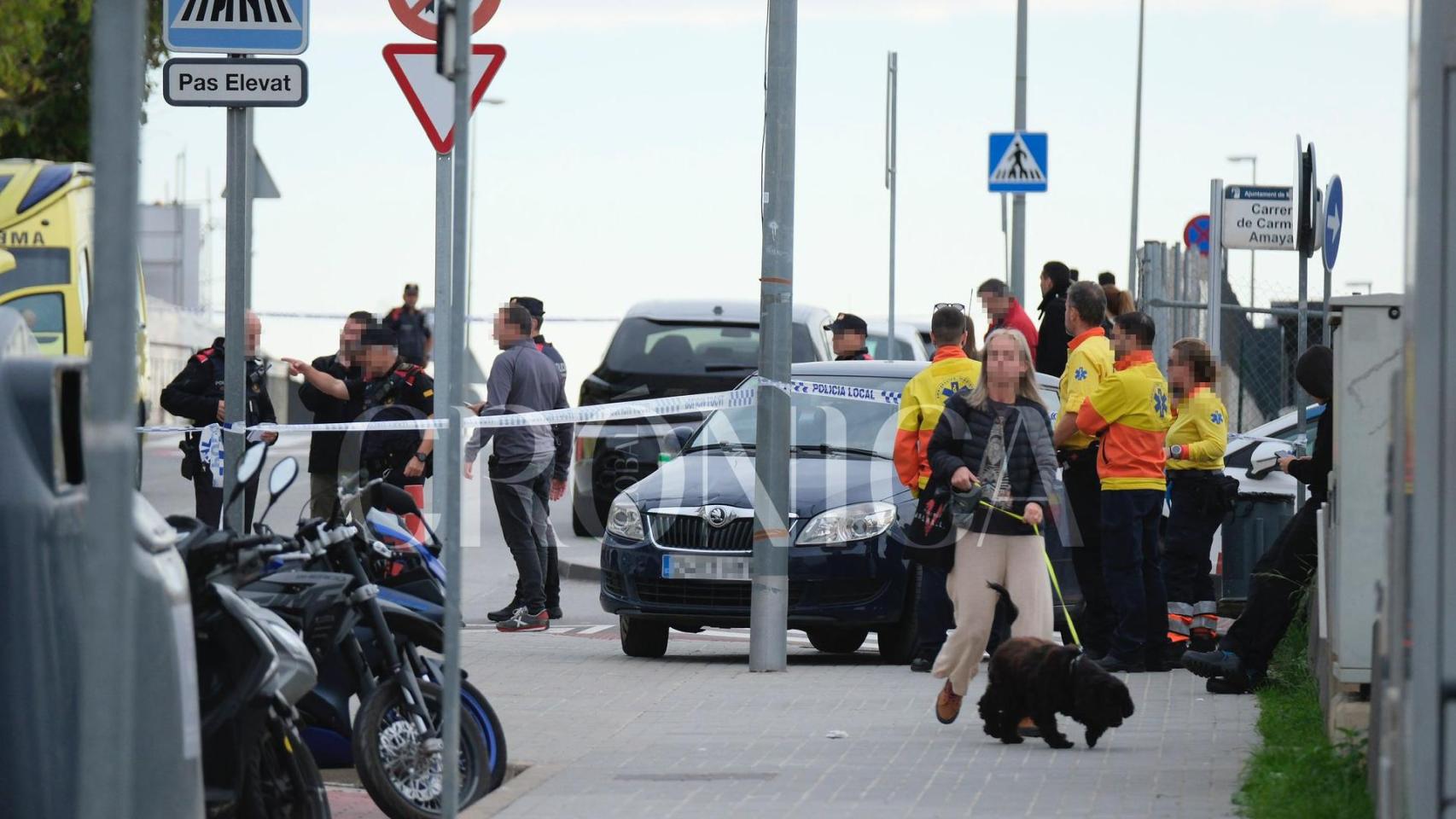 Curiosos y efectivos del SEM y Mossos d'Esquadra, en la escena del crimen en Montgat de este viernes, 15 de noviembre