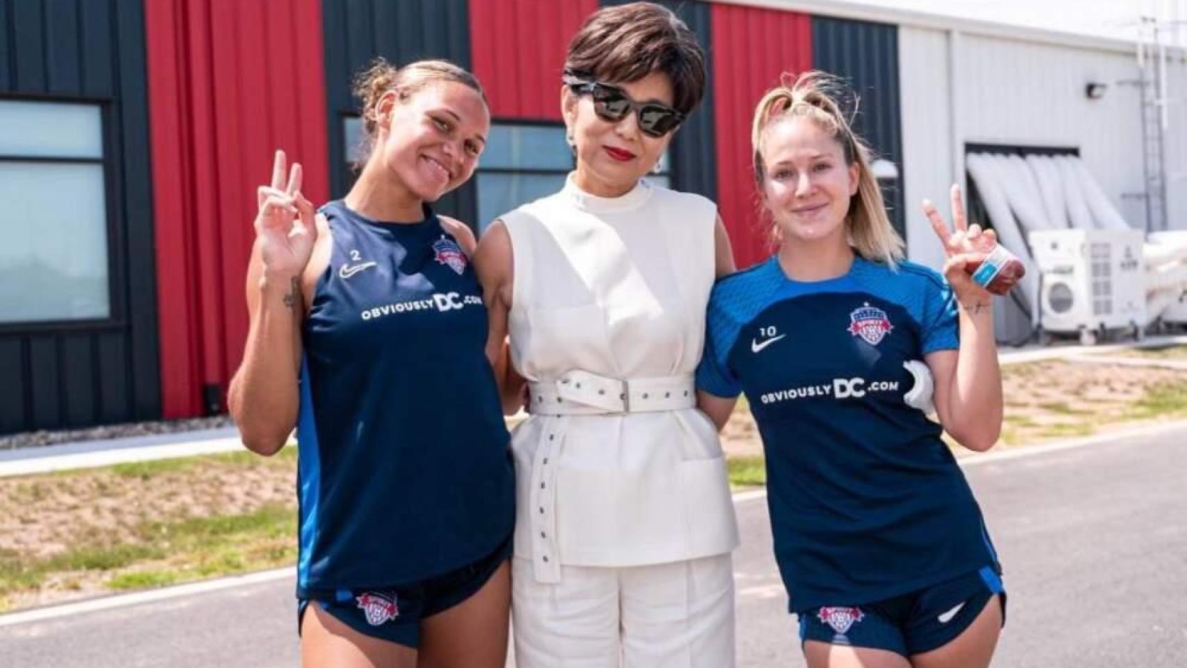 Michele Kang, propietaria del Washington Spirit, con las jugadoras Ashley Sanchez y Trinity Rodman,