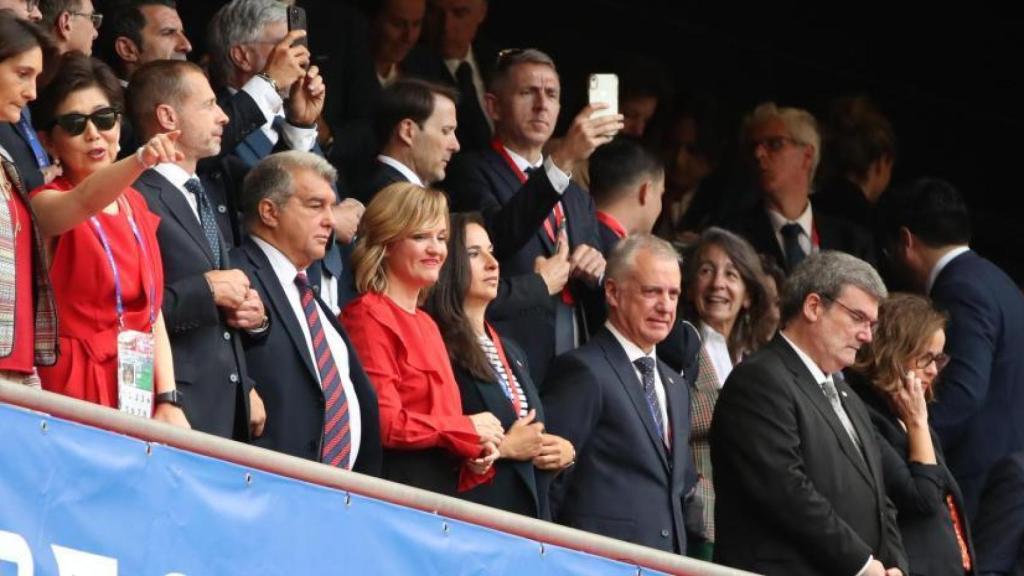 Michele Kang, Joan Laporta y Aleksander Ceferin, en el palco de San Mamés durante la final de la Champions League Femenina