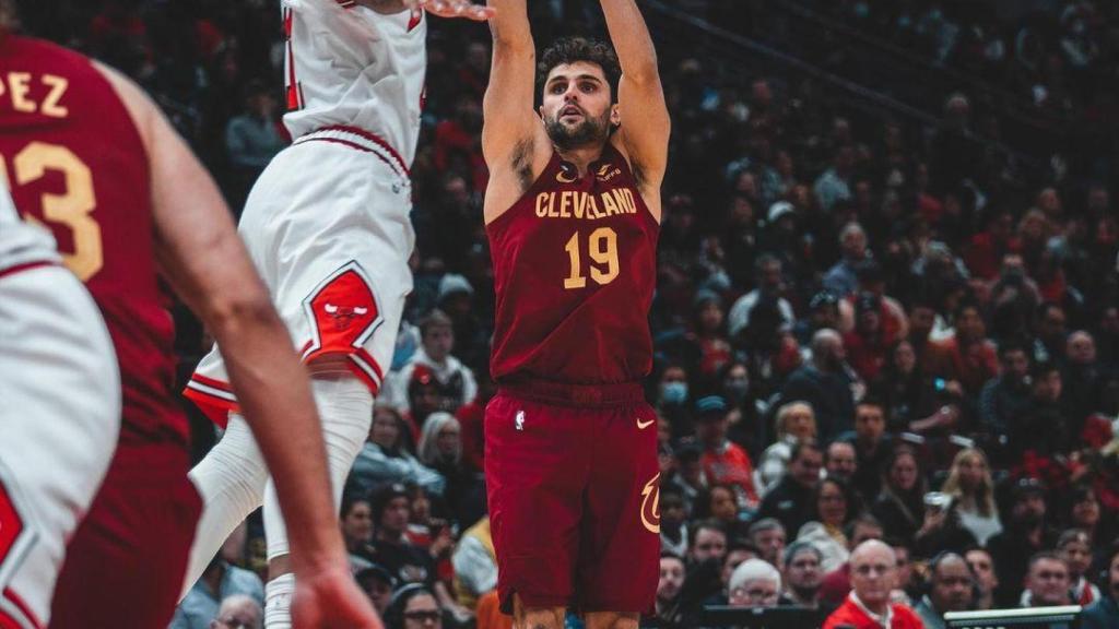 Raul Neto lanza un triple con la camiseta de los Cleveland Cavaliers