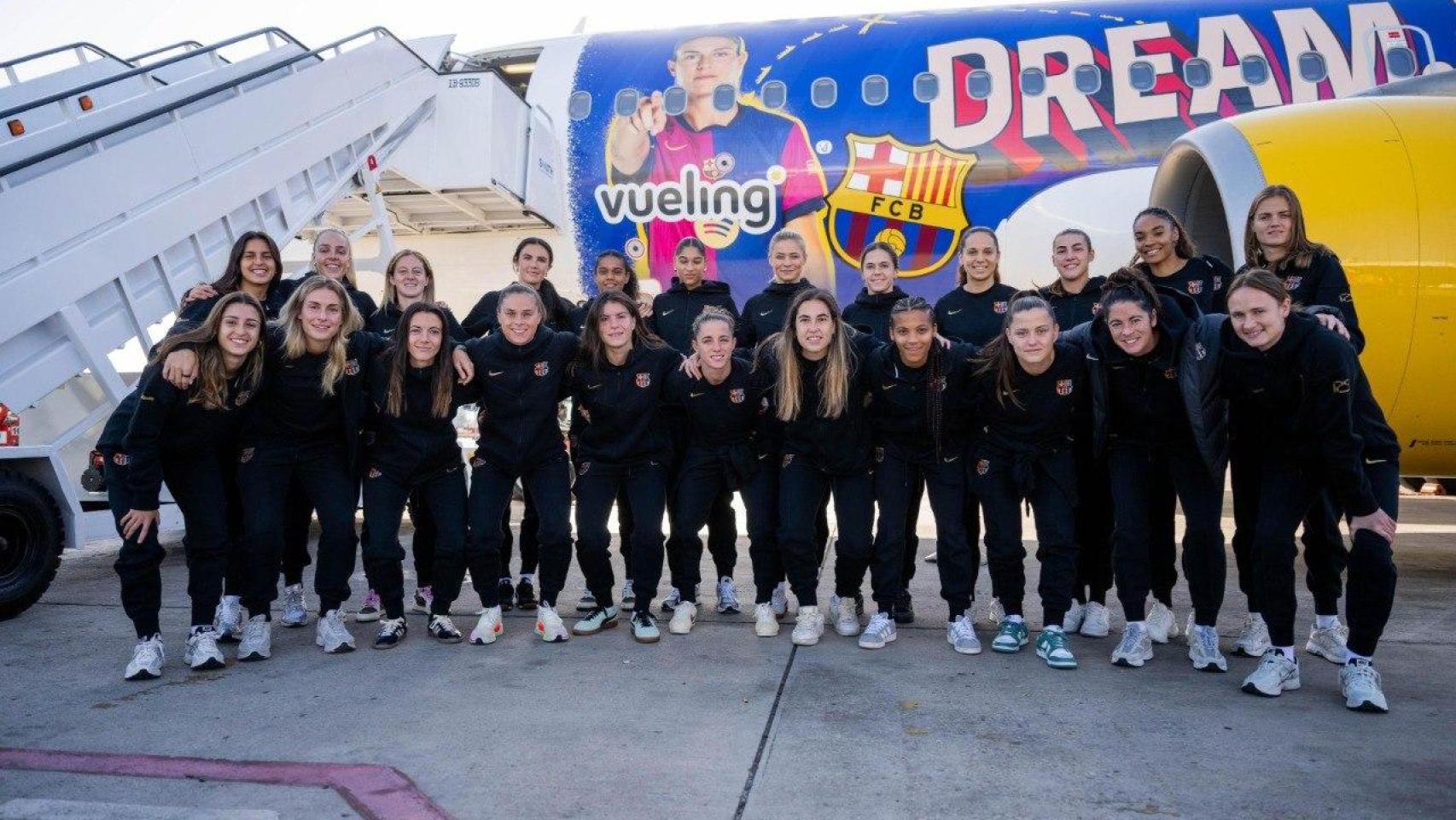 El Barça Femenino posa con su nuevo avión personalizado de Vueling