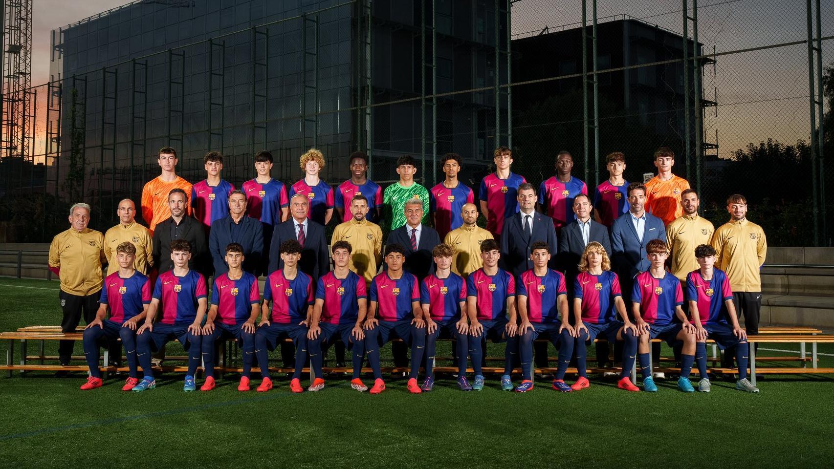 La foto oficial de Joan Laporta con el Cadete A del Barça